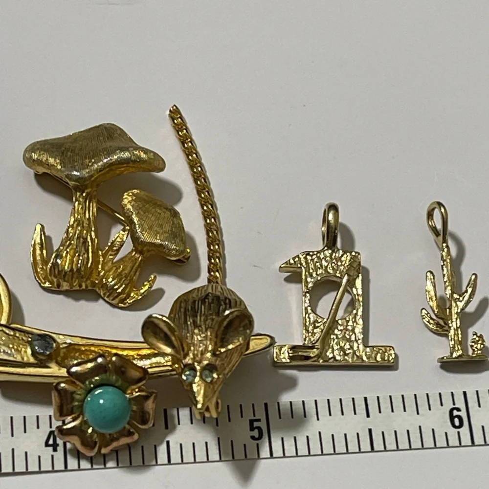 Elegant Vintage Gold Jewelry Women Men’s Brooches, Pendant, Necklace Earrings - Picture 10 of 15